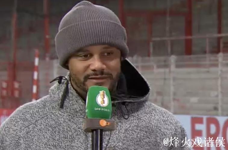 孔帕尼：凯恩与对手手臂位置相似，情况如此